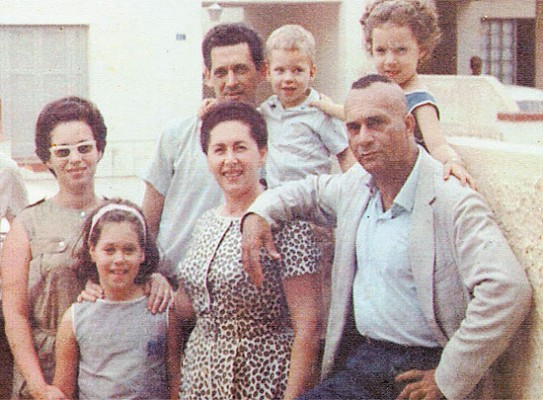 Marighella (à dir.) com a sobrinha Isa no ombro, ao lado da companheira Clara Charf e do resto da família Grinspum em 1962